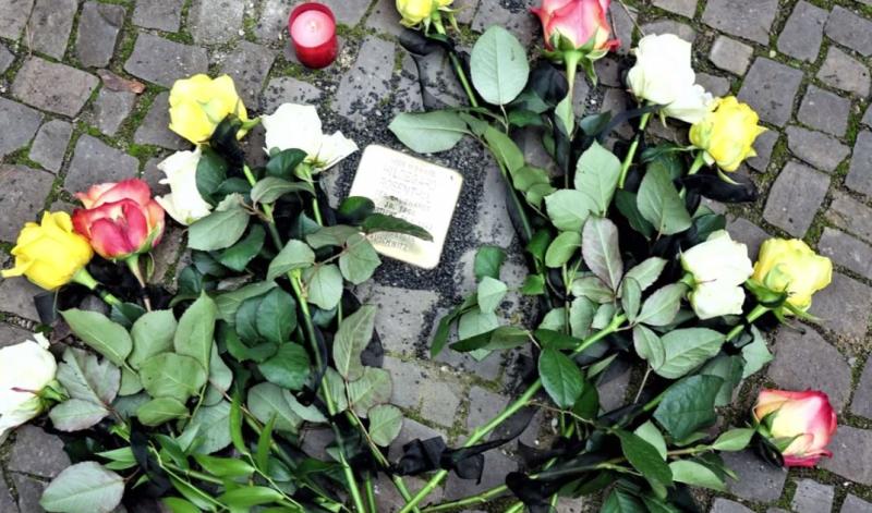 Der verlegte Stein (Foto: Projekt Stolpersteine)