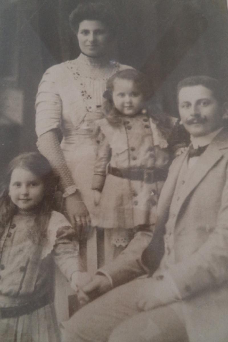 Das Ehepaar Snopek mit Ihren Töchtern um 1914 in Berlin / Philip and Sara Snopek with ther daughters around 1914 in Berlin (© Walter Brock)