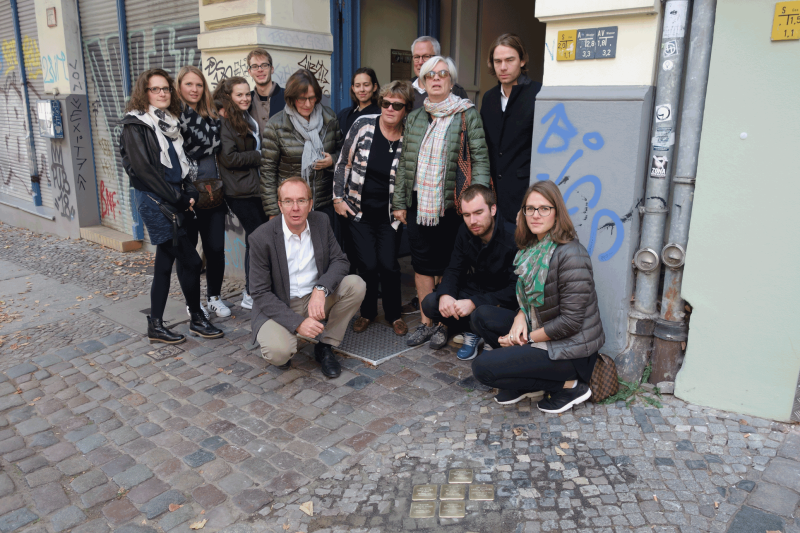 Kinder und Enkelkinder von Edwin Singer und weitere Angehörige bei der Verlegung der Stolpersteine am 26.9.2015 (© Bernd Surk)