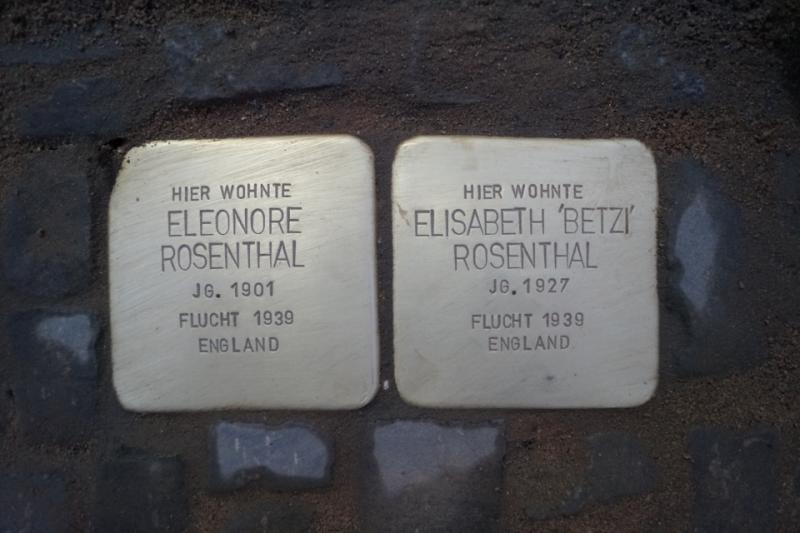 Stolpersteine von Eleonore und Elisabeth Rosenthal ©Museum Neukölln/Foto: Dominik Laupichler