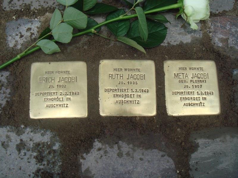 Stolpersteine für Erich, Ruth und Meta Jacobi