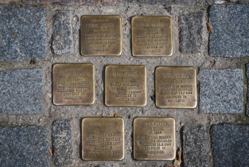 Stolpersteine für Israël und Golda Ziegel, für ihre Töchter Rosa (verh. Fuchs), Anna, Maria und Bertha sowie ihren Schwiegersohn Bruno Fuchs. Fotorechte: Koordinierungsstelle Stolpersteine Berlin.