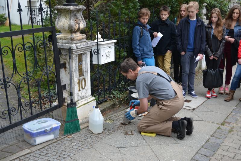 Verlegung des Steins unter Beteiligung von KonfirmandInnen der Ev. Kirchengemeinde Wannsee - Foto: Projekt-Stolpersteine Teltow-Zehlendorf