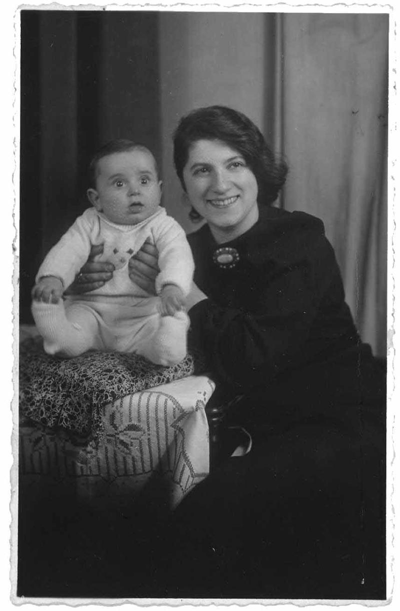 Fotografie von Menasches Frau Edith und dem gemeinsamen Sohn Harry, Januar 1939