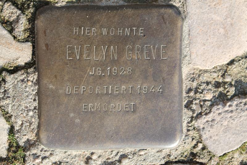 Stolperstein für Evelyn Greve, 26.1.2012 Bild: Bezirksamt, KHMM