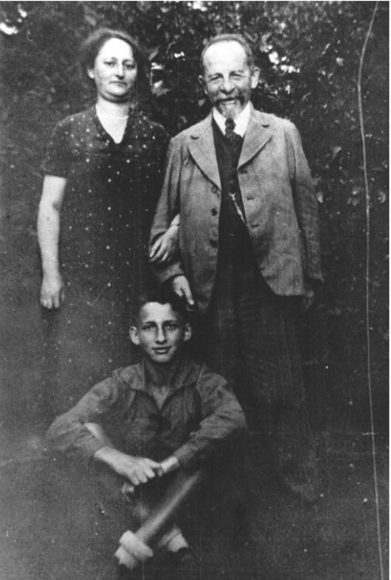 Fotografie vom Ehepaar Aronstein und Sohn Hans.