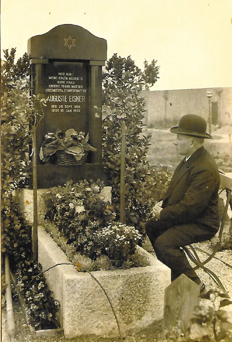 Isaak Eisner am Grab seiner Ehefrau © Privatbesitz