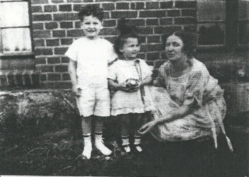 Ella Shetzer mit Sohn Joram und Tochter Renate, etwa 1925 in Ukta Bild: Familienarchiv Shetzer