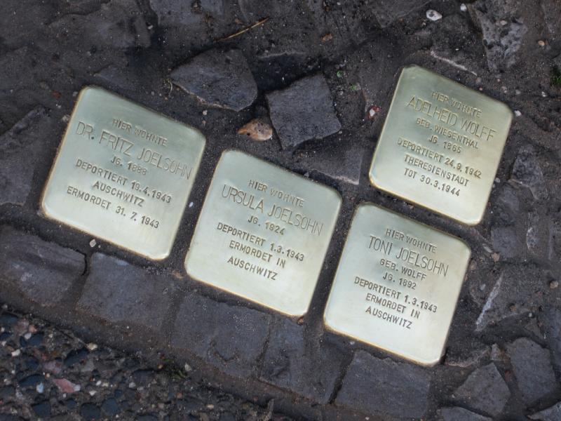 Stolpersteine für Dr. Fritz, Toni und Ursula Joelsohn sowie Adelheid Wolff. Copyright: MTS