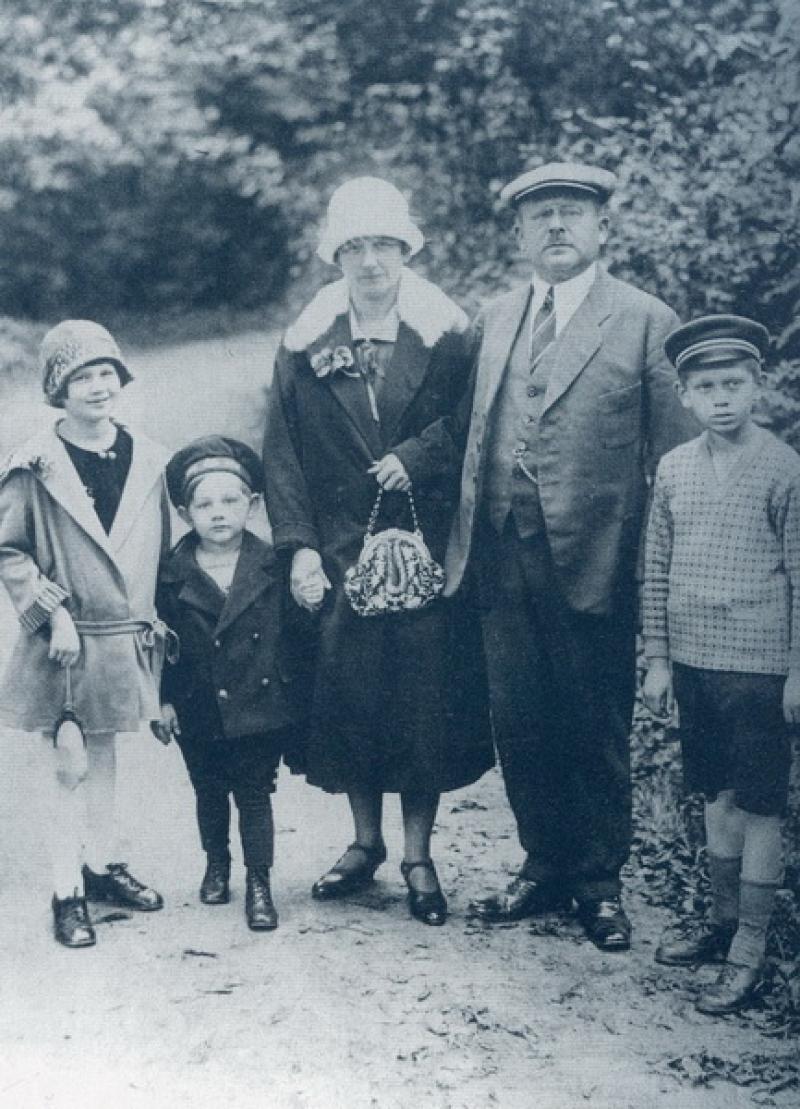 Eltern mit Kindern v.l.n.r. Gerda,Willi (Seev), Charlotte, Leopold,Heinz um 1927 © Seev Jacob