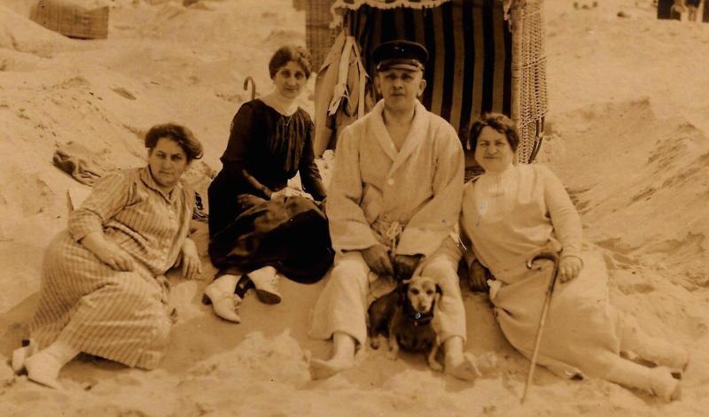 Emma Wolff (2.v.l.) und ihre Geschwister 1925 in Swinemünde 