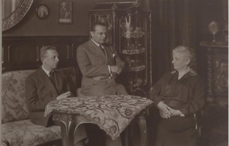 Erich und Erwin Gutkind mit ihrer Mutter Elise, um einen Tisch im Wohnzimmer versammelt