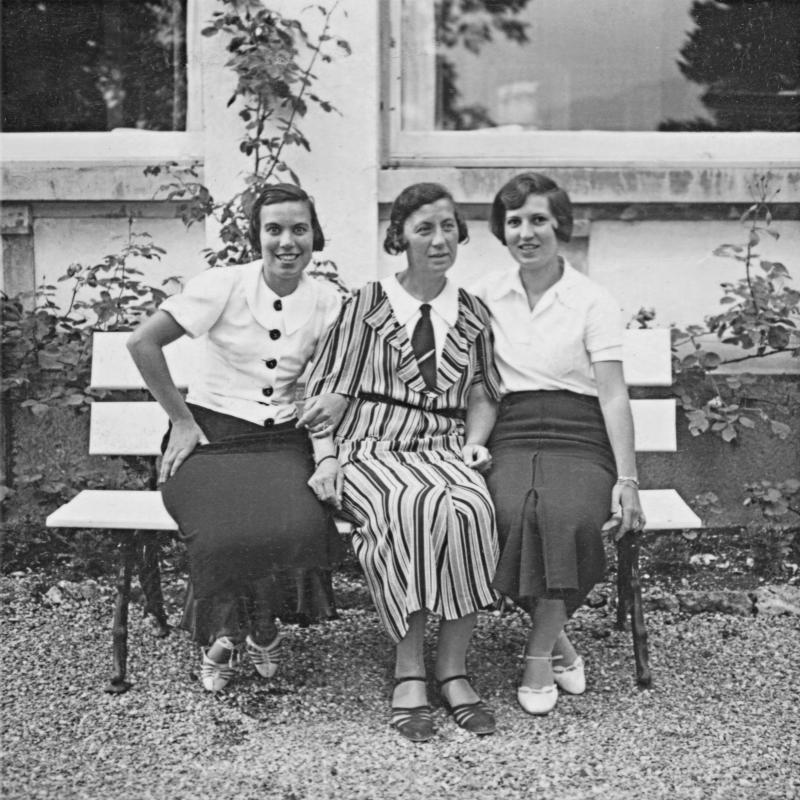 Erna Ewer mit Töchtern Foto: Familienbesitz