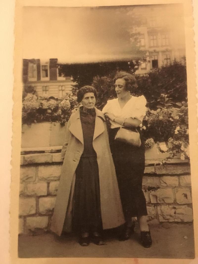 Ettel Klainberg mit ihrer Mutter in Berlin (c) Helen Harvey, Simon Kaye, Sarah Goodyear