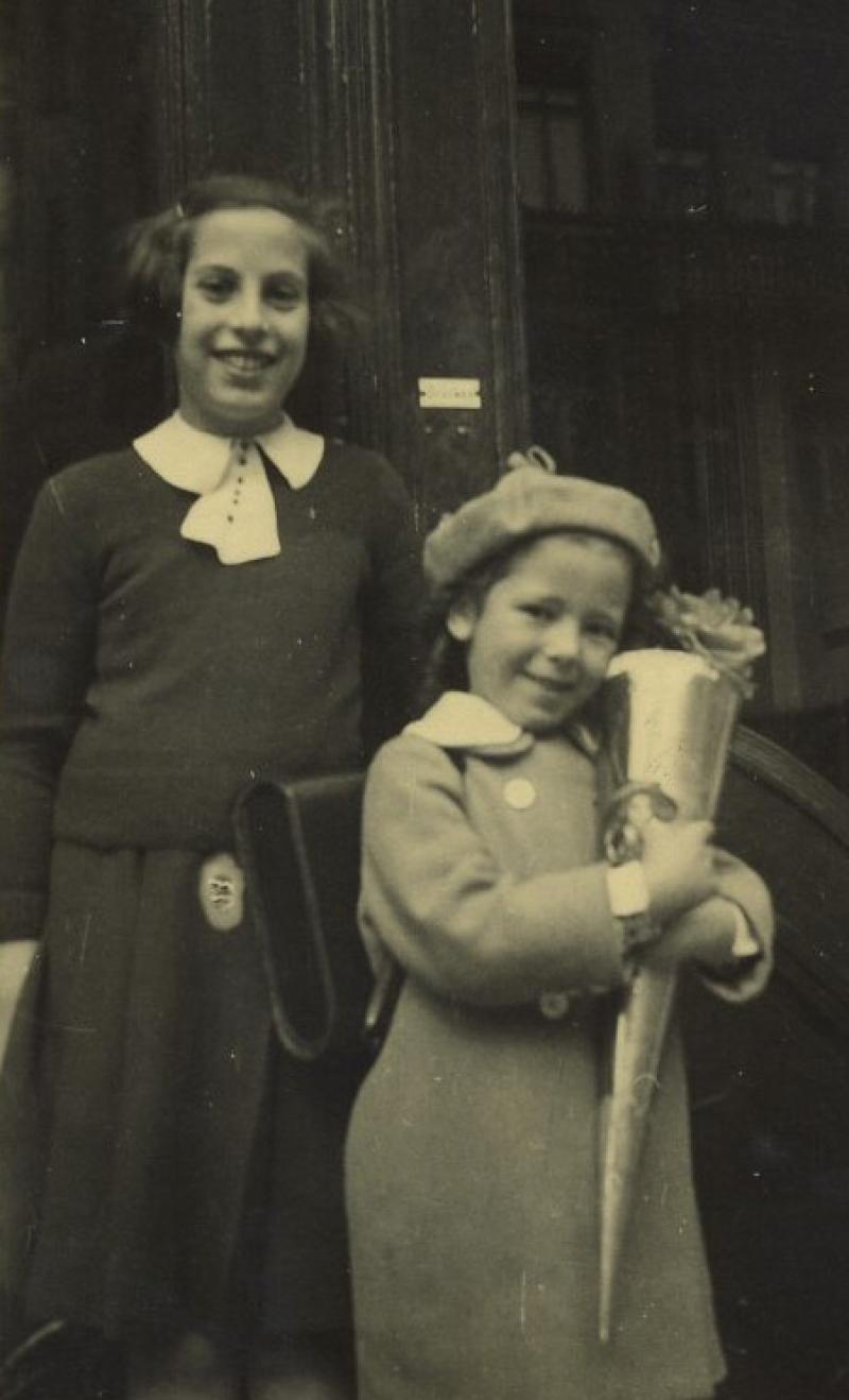Eva Cohn (links) und ihre Kusine Susanne Schlome mit Schultüte. Copyright: Susanne Woodin