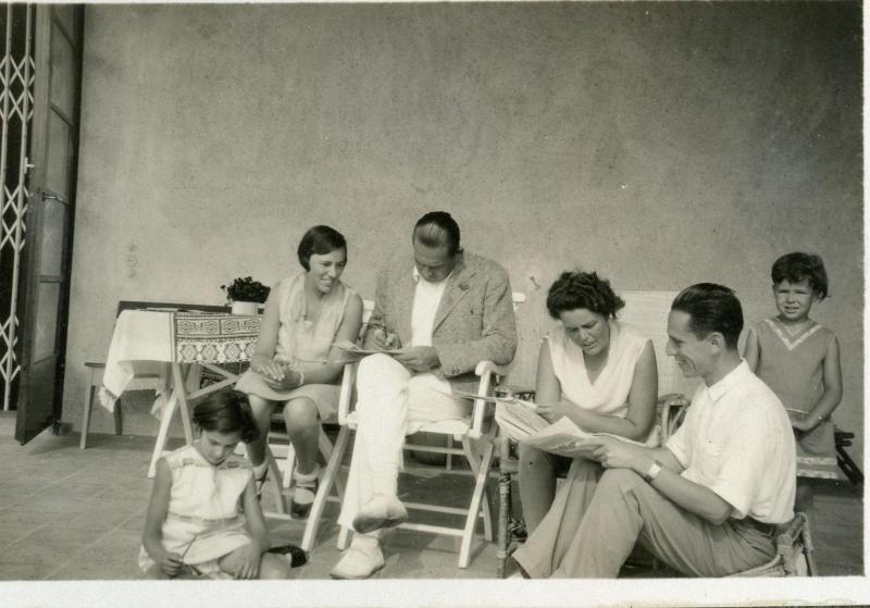 Auf der Terrasse des Hauses vlnr: Eva, Margot, Jacob, Curt, Erna und Eva Eisner (Bild: Familie)