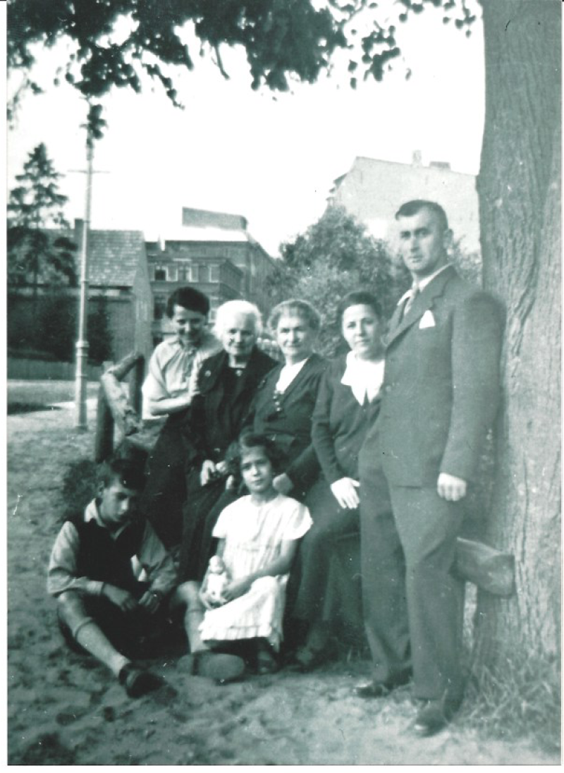 Familie Stenschewski, Egon links sitzend neben Schwester Edith, 1937, Foto: Familienbesitz