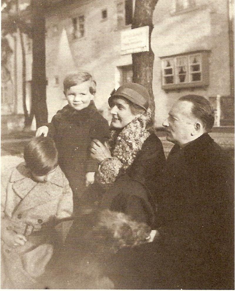 Familie Demuth vor dem Haus in der Onkel-Tom-Straße - Foto: Familienbesitz