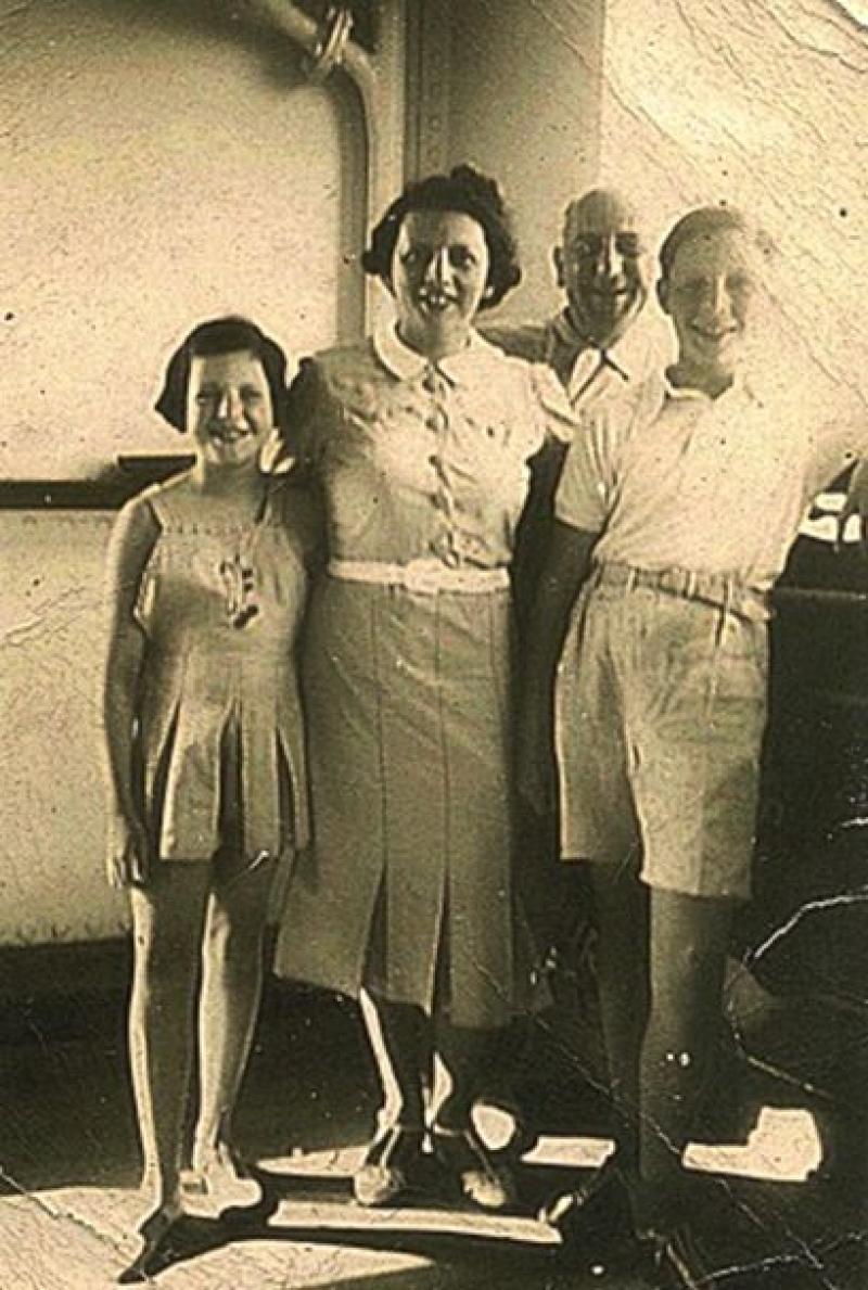 Familie Greve 1935 auf dem Balkon Kaiserdamm 10 Bild: Cornelia Greve, Berlin