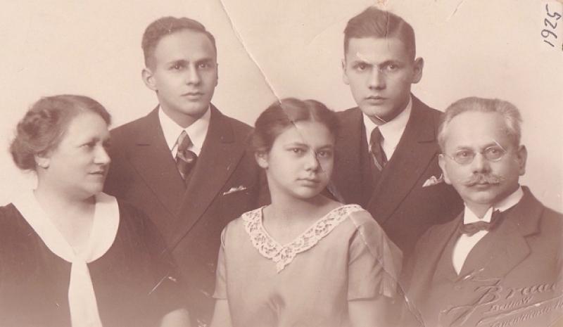 Familie Heymann Bild: Privatarchiv M.B Heymann Charlotte war Medizintechnikerin und arbeitete später als Kindergärtnerin. Sie war unverheiratet und kümmerte sich nach dem Tod ihrer Mutter (Juni 1940) auch um ihren Vater. Nach dessen Tod (Mai 1943) lehnte sie die Möglichkeit in die Schweiz zu fliehen ab, weil sie bei den Kindern bleiben und mit ihnen das Schicksal der sicheren Deportation teilen wollte.