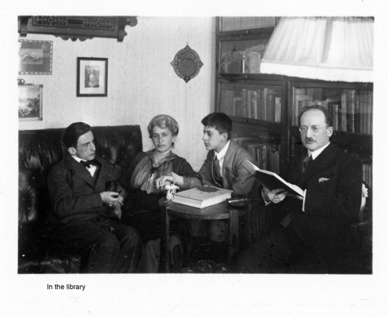 In the library © Familienbesitz