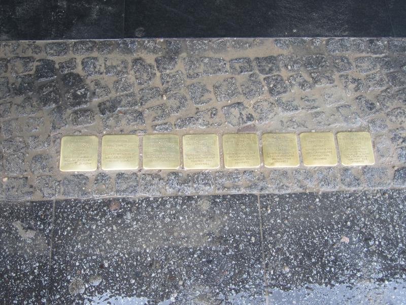 Stolpersteine für die achtköpfige Familie Hirsch. Copyright: MTS