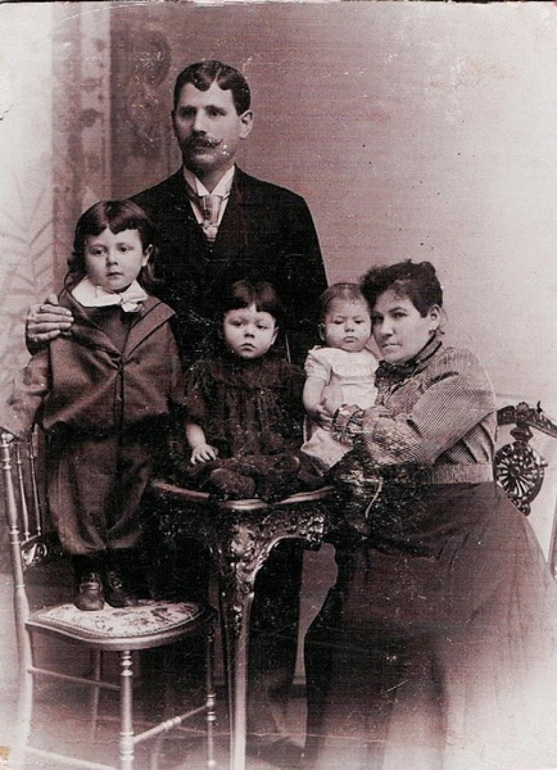 Asriel und Paula Nudelberg mit den Kindern Hans (geb. 1900), Anna (geb.1902) und Elsa oder Rosa