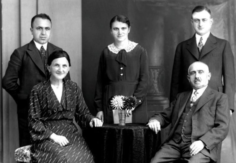 Familie Reis 1936. Von links: Leopold Reis, davor seine Mutter Babette Reis, die Geschwister Jeanette und Isak Reis und vorn sitzend der Vater Mendel Reis. Copyright: R. Schuhmann, Fechenbach (1936), Repro: Hofmann (2010), mit freundlicher Genehmigung von Prof. Dr. Maier, Schriesheim