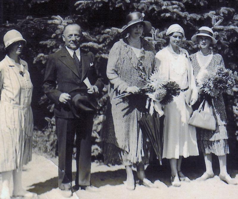 Familie Siegmann bei der Rostocker Dahlienschau 1931. Von links: Margarete, Richard, Cecilie zu Mecklenburg (ehemalige Kronprinzessin), Melanie und Hedwig. Bild: Aus: Jan-Peter Schulze: Richard Siegmann ... aber wir waren Deutsche. Rostock 2011. S. 113