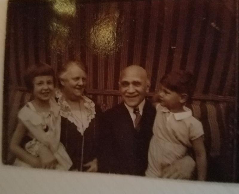  Fanny und Moritz Putter mit den Enkelkindern Klaus und Eleonore, den Kindern von Erich und Elsa Putter; Foto Familienbesitz