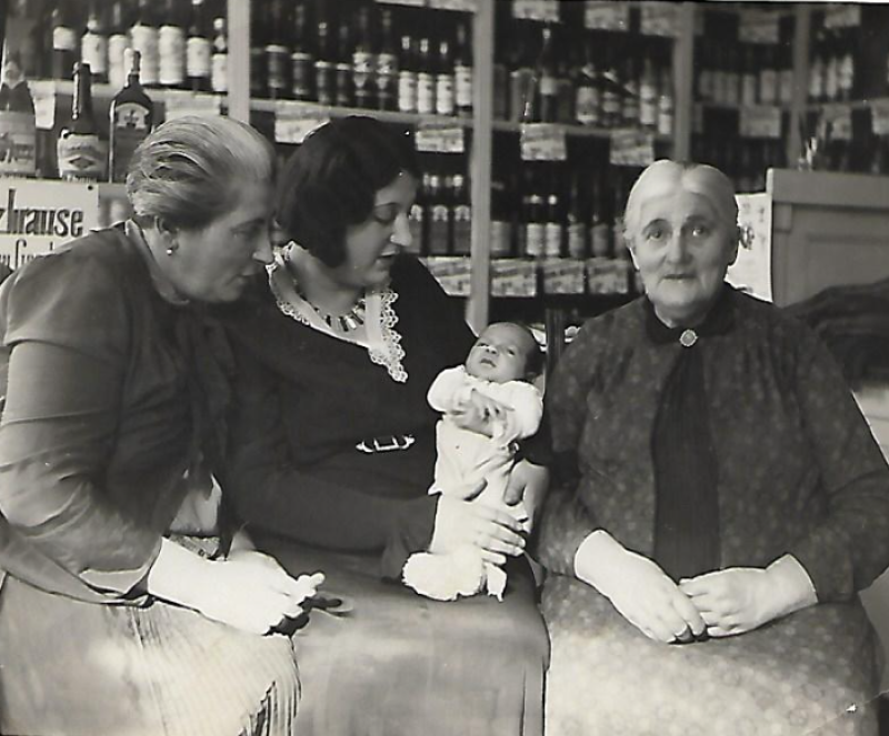 Martha Feuerstein (links) mit ihrer Tochter Erna, ihrem Enkel Heinz Czwiklitzer und ihrer Mutter Johanna Schmuhl
