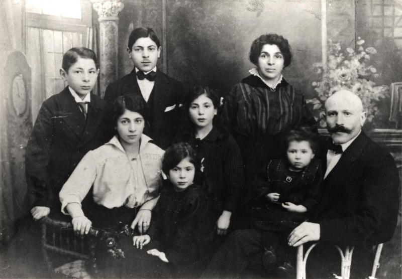 Fotografie der Familie Fichtmann (von links, hintere Reihe: die Söhne Hugo und Max Fichtmann sowie die Mutter Clara Fichtman; davor die Töchter Minna in weißer Jacke,  Irene und vorn Edith. Ganz rechts Leo Fichtmann mit seiner Tochter Gerda auf dem Schoß). Fotorechte Gerda Lüth