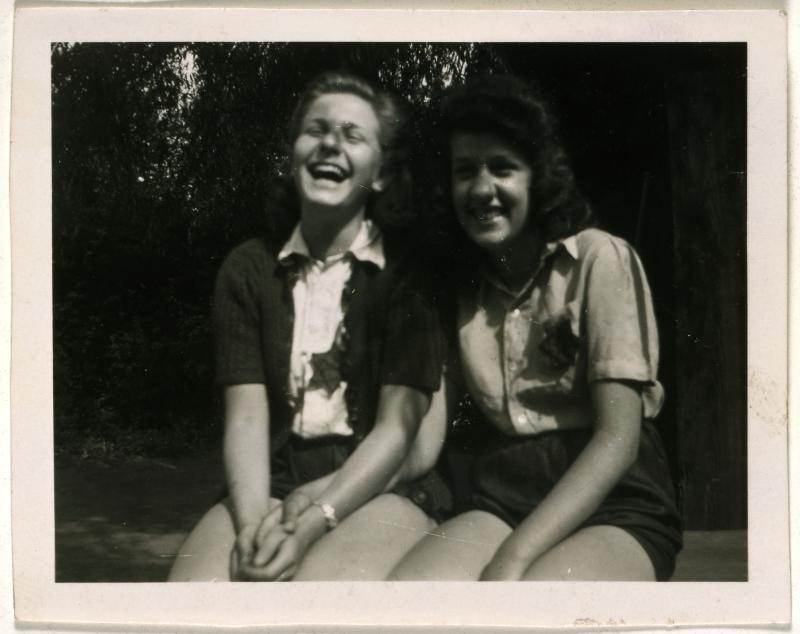 Marion Ehrlich und Ruth Preuss als Schülerinnen mit Judenstern auf dem Jüdischen Friedhof in Weißensee, Berlin im Juli 1942, © Jüdisches Museum Berlin, Schenkung von Harry Kindermann