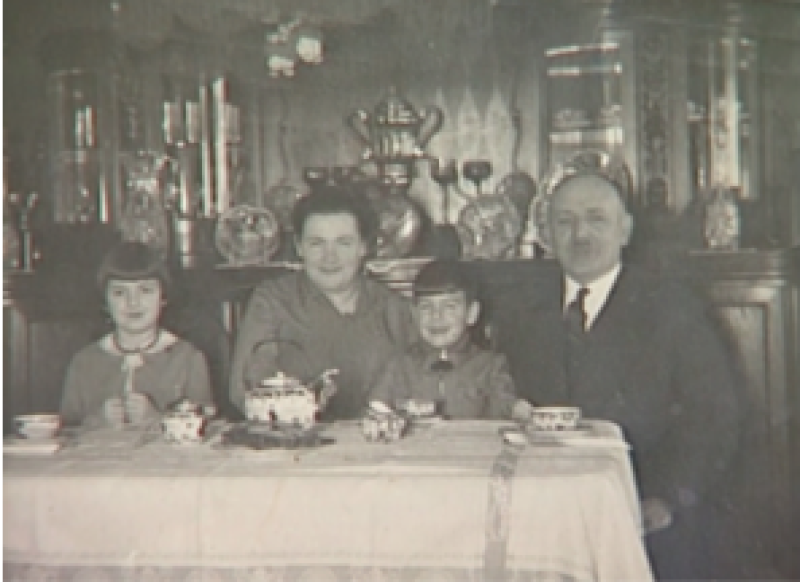 Die Familie Blitzer im Esszimmer ihrer Wohnung in der Kastanienalle 89 in Berlin. Quelle: VHA, © USC Shoah Foundation Institute