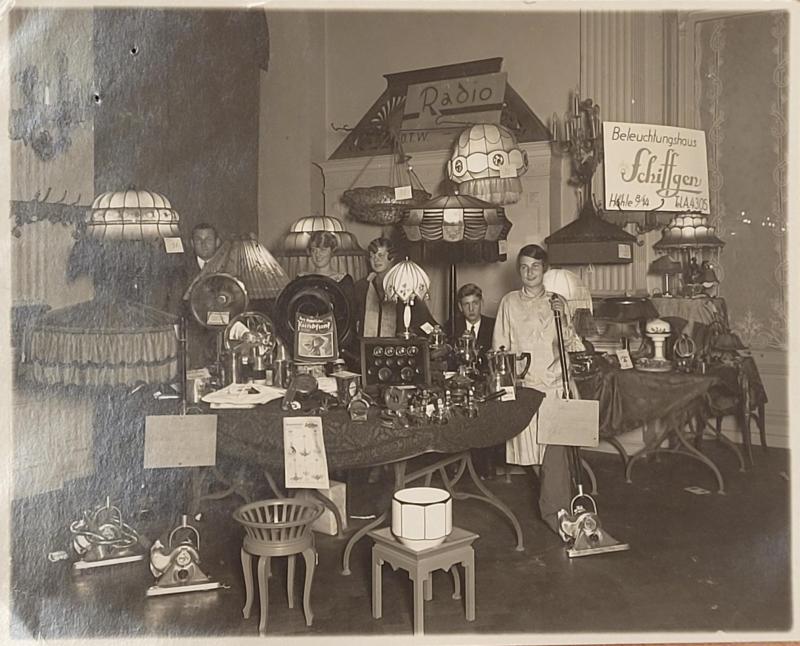 1928 Beleuchtungshaus Schiffgen mit Familie Berger © Privat