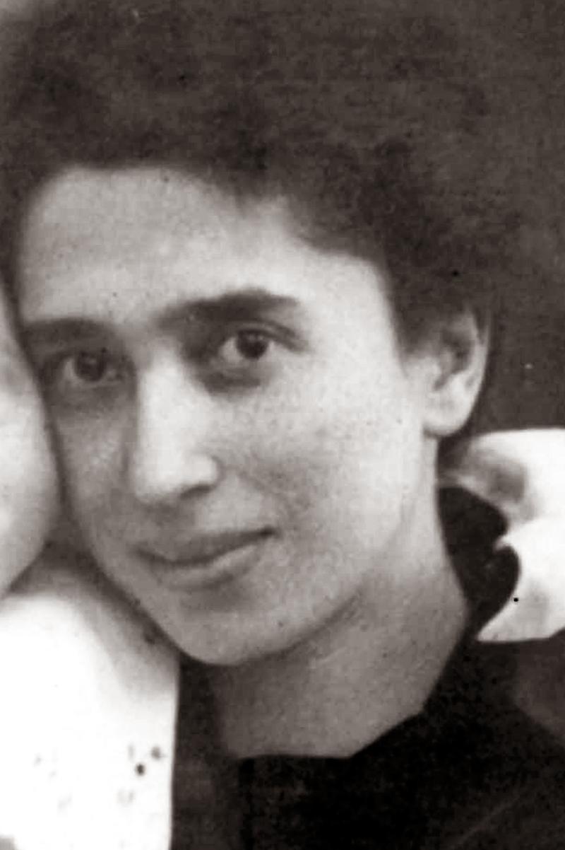 Foto Lina Wolf, geb. Feldmann, frontal, Kopf lehnt sich an erhobene Hand