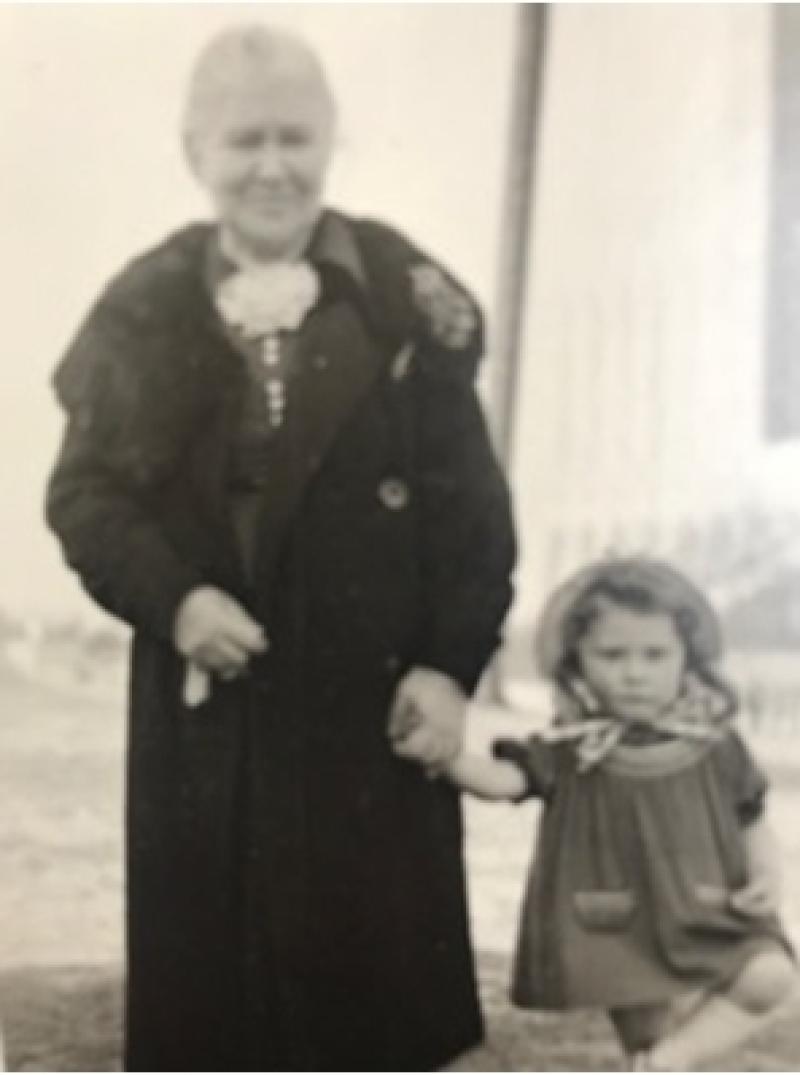 Franziska Born mit ihrer Enkelin Ursula Bild: Familienbesitz