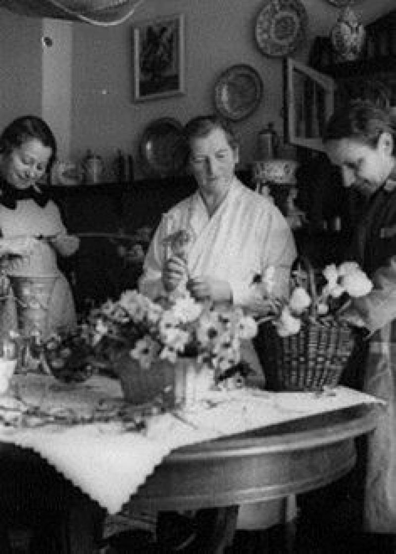 Franziska Bruck in ihrer Schule für Blumenkunst Bild: Richard A. Brook