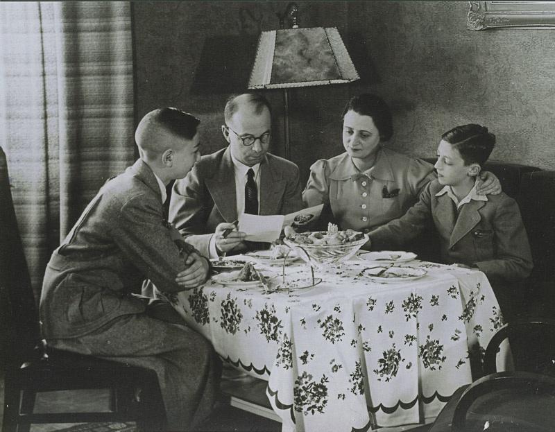 Familie Friedrichs 1938 in ihrer Wohnung am Luisenufer 34