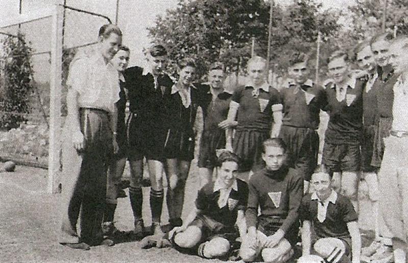 Georg Blond (6. von links)