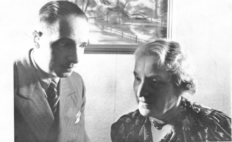 Gertrud Grossmann mit ihrem Sohn Hans in ihrer Wohnung, 1938 Bild: Archiv Atina Grossmann