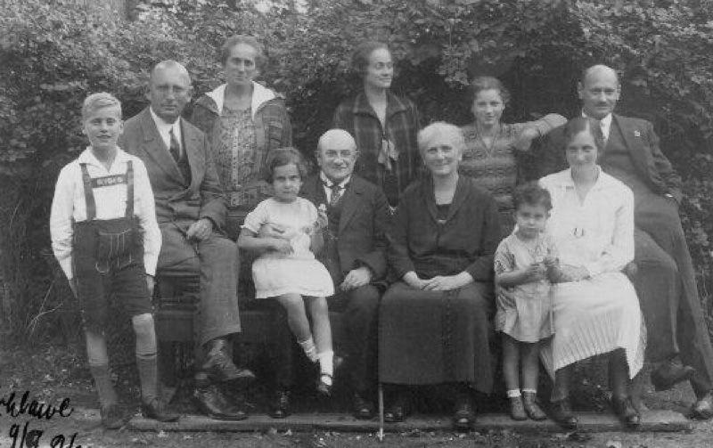 Käthe Knipfer (3. v. l. ) mit Mann Max (2. v. l.) und Sohn Günther (1. v. l.), Nanny Lewin (hinten mittig), ihre Tochter Ursula (5. v. l. hinten); Georg Anker (6. v. l. hinten); davor Gertrud Anker (sitzend rechs) mit Tochter Hilde; daneben Bertha und Hugo Gottschalk mit Eva Anker auf dem Schoß