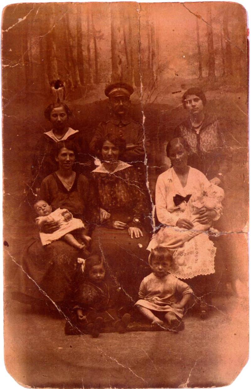 Familienbild, 1917. Jenni Bukofzer sitzt in der Mitte.