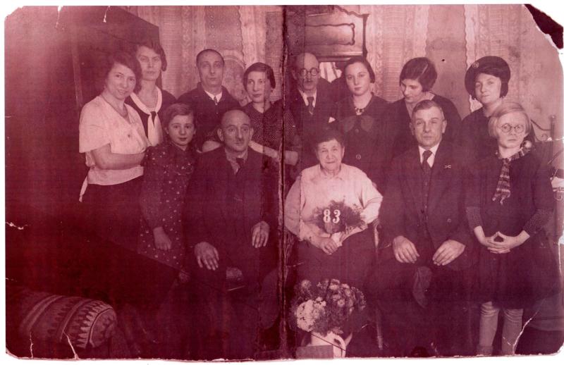 Luise (hintere Reihe, 3. v. r.) auf dem 83. Geburtstag ihrer Oma Frieda Behrendt, geb. Tau am 24. Nov. 1937