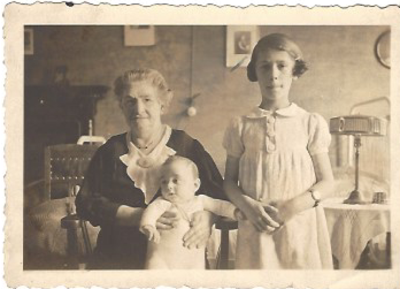 Henriette Stenschewski mit Enkeln Rudi und Edith - Bild: Familienbesitz