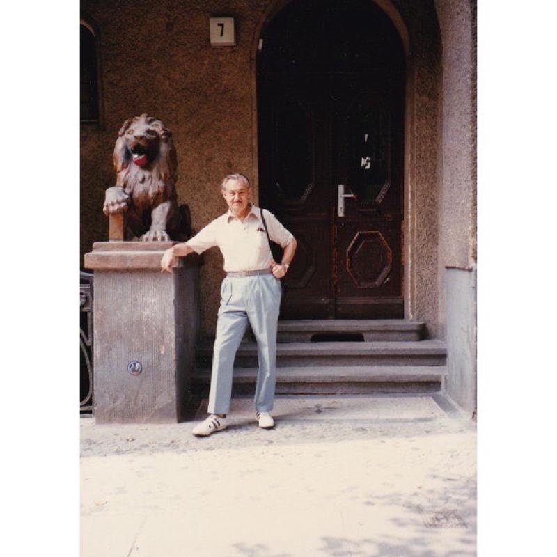 Rudolph Grodszynski vor dem Haus Droysenstr. 7; Foto: Besitz von Allison Slater