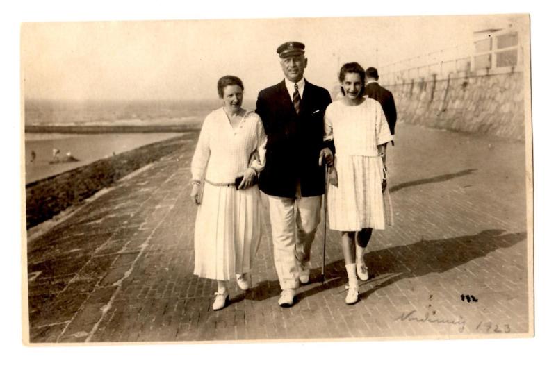 Gertrud Teppich mit Ehemann Richard und Tochter Ilse, 1923