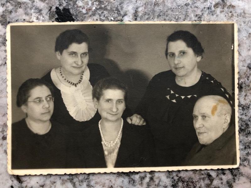 Cecilie Robinski mit ihren Schwestern Minna, Hilda, Frieda und ihrem Vater Ephraim Grünberg © Familienbesitz