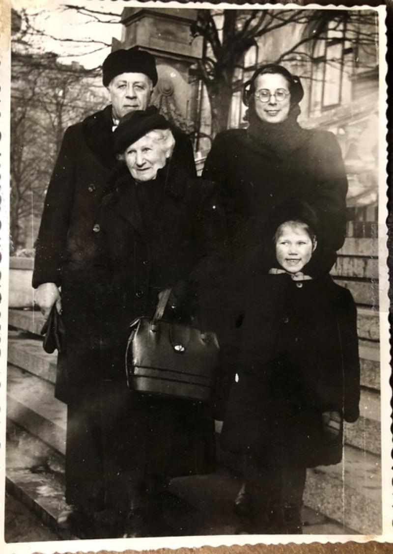 Das Bild zeigt Ephraim und Sinaida mit Ruth und deren Tochter Inna, 1957 in Riga. Bild: Privatbesitz