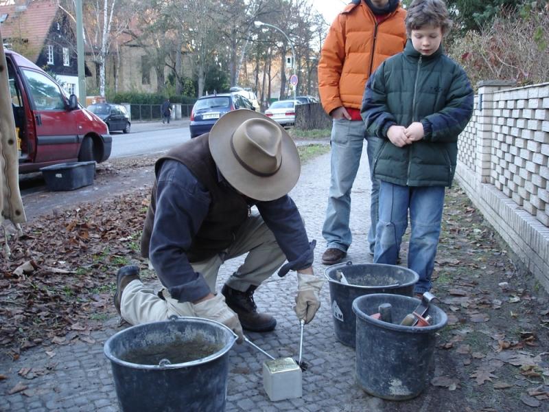 Verlegung des Steins durch Gunter Demnig - Foto: Projekt-Stolpersteine Teltow-Zehlendorf